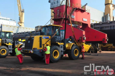山東港口日照港43小時(shí)內(nèi)完成首次大批量工程機(jī)械裝船任務(wù)